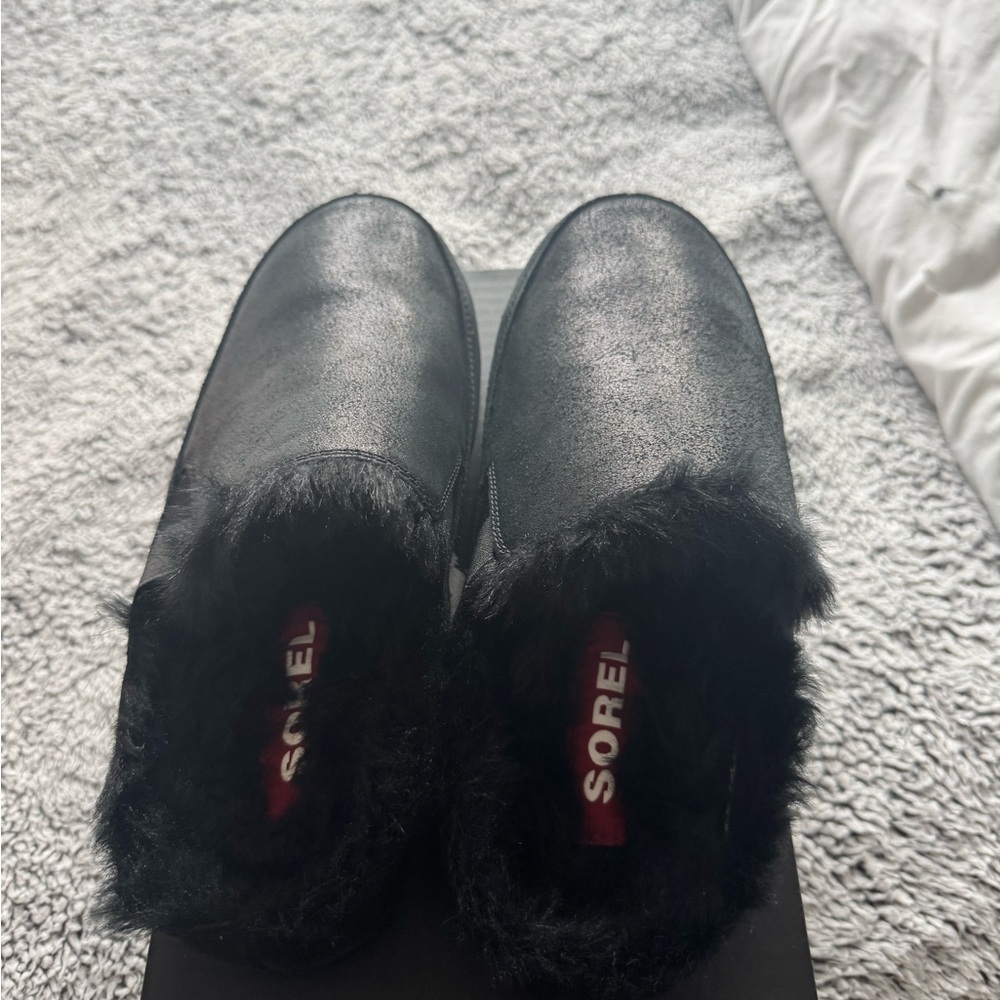 Brand New Sorel indoor outdoor slippers 
Never worn 
Perfect condition
